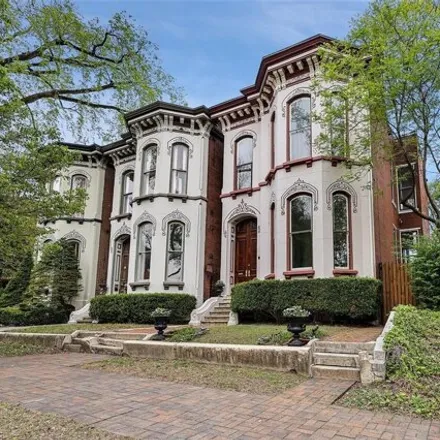 Image 2 - 1827 Kennett Place, St. Louis, MO 63104, USA - House for sale