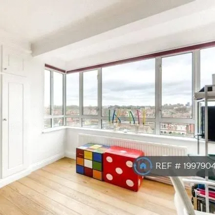 Image 7 - Ormsby House, The Avenue, London, W4 1HR, United Kingdom - Apartment for rent