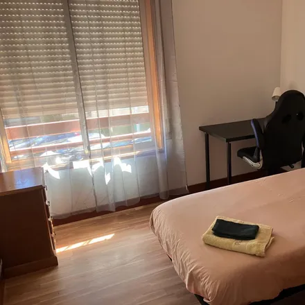 Rent this 5 bed room on Fernão Magalhães in Rua de Contumil, 4350-098 Porto