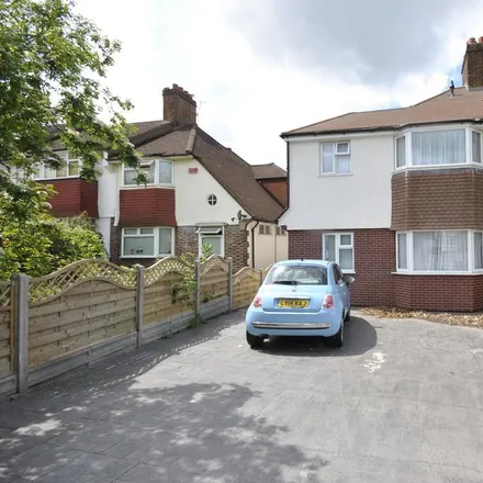 Rent this 6 bed room on Baring Road in London, SE12 0DS