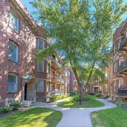 Rent this 3 bed condo on Harper Place in 5309-5343 South Harper Avenue, Chicago
