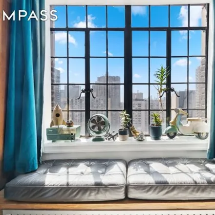 Image 5 - Woodstock Tower, 320 East 42nd Street, New York, NY 10017, USA - Apartment for sale