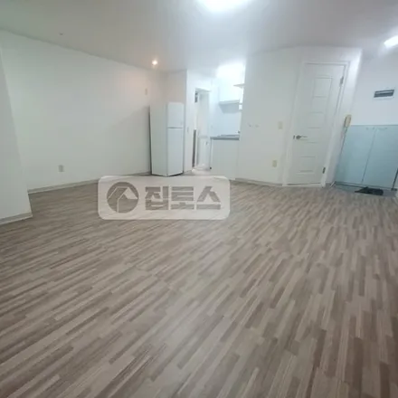 Rent this studio apartment on 서울특별시 강남구 논현동 270-40