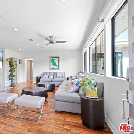 Image 4 - 11319 Canton Drive, Los Angeles, CA 91604, USA - House for sale