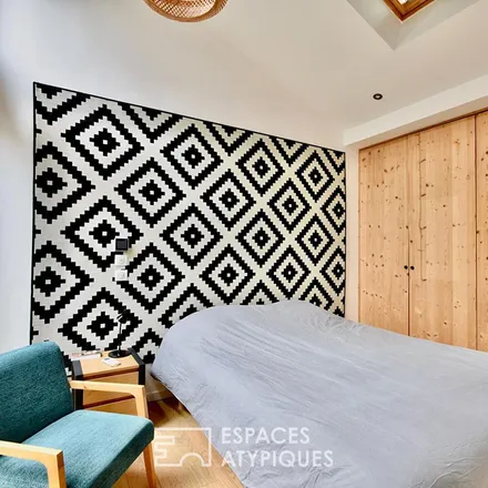 Rent this 3 bed apartment on 4 Rue de Cursol in 33000 Bordeaux, France