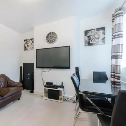 Image 2 - 27 Gipsy Road Gardens, London, SE27 9TH, United Kingdom - Apartment for sale