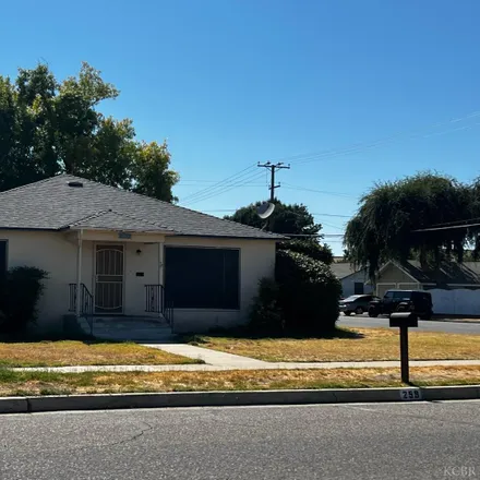 Image 1 - 250 North N Street, Tulare, CA 93274, USA - House for sale