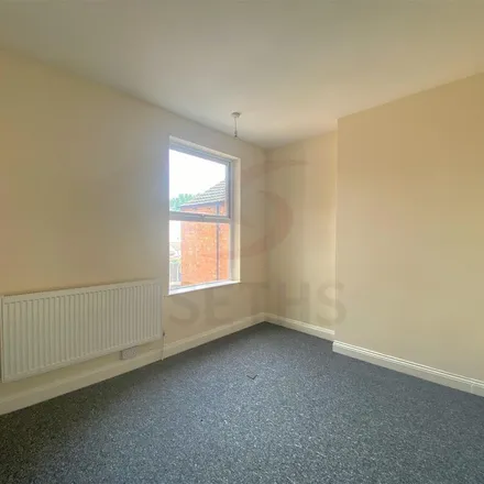 Rent this 3 bed townhouse on King Edward Road in Leicester, LE5 4DF