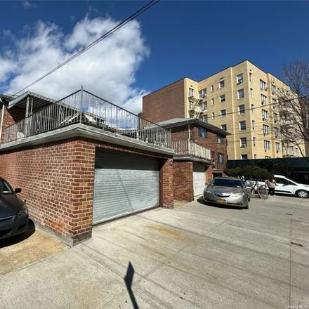 Image 2 - 3841 Orloff Avenue, New York, NY 10463, USA - House for sale