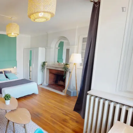 Rent this 5 bed room on 197 Avenue de Versailles in 75016 Paris, France