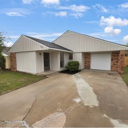 Buy this 3 bed house on 862 Southeast 14th Street in Moore, OK 73160