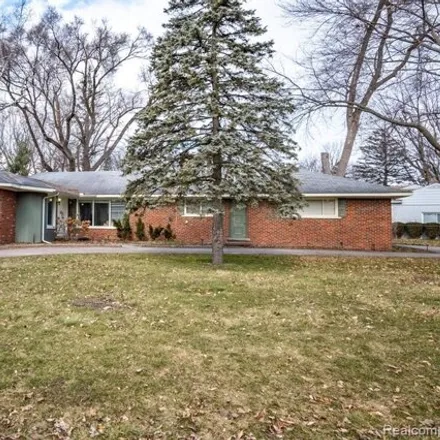 Buy this 4 bed house on 2480 Parcells Circle in Bloomfield Township, MI 48302