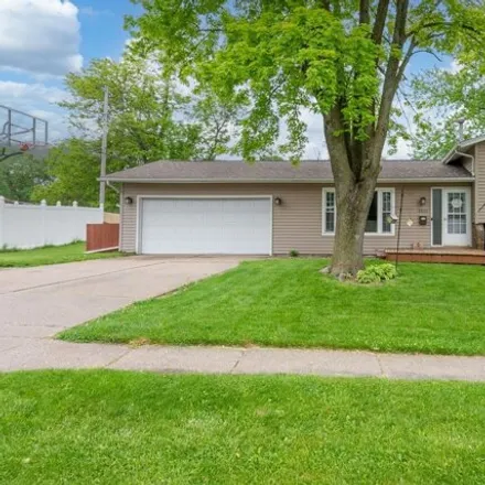 Buy this 3 bed house on 2519 New Lexington Drive in Pleasant Valley Township, Bettendorf