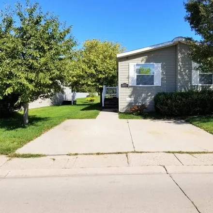 Image 2 - 16115 Normandy Street, Clinton Township, MI 48038, USA - Apartment for sale