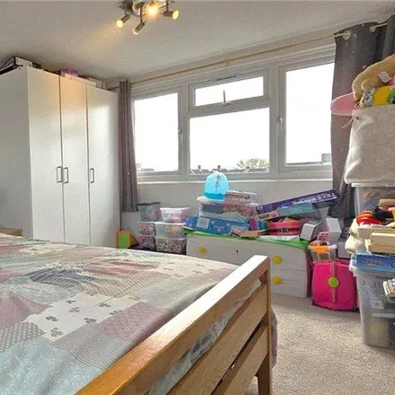 Image 7 - 21 Stuart Way, Staines-upon-Thames, TW18 1EP, United Kingdom - Townhouse for rent