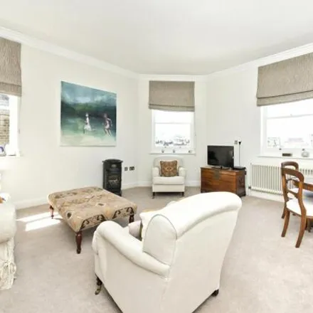 Rent this 2 bed room on 70-72 Cadogan Square in London, SW1X 0JS