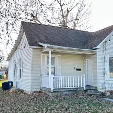 Buy this 2 bed house on 858 East Poplar Street in Taylorville, IL 62568