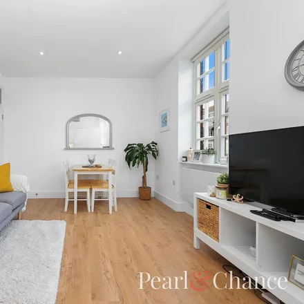 Rent this 2 bed apartment on Golders Green Road in London, NW11 8LN