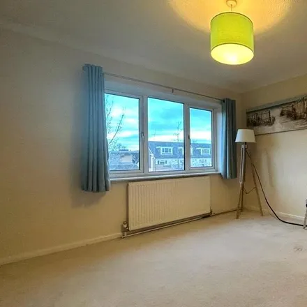 Rent this 2 bed apartment on The Broadway Shopping Parade in Sandhurst, GU47 9BT