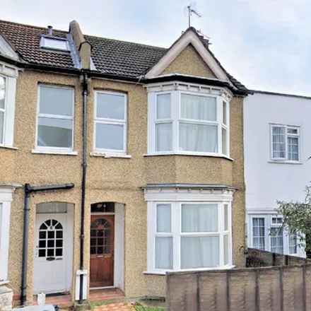 Rent this 4 bed apartment on Alexandra Road in London, NW4 2SA