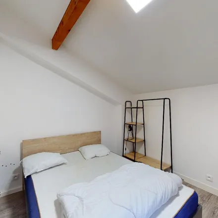 Rent this 5 bed apartment on Les Côteaux de Saint-Saturnin in 13 Chemin de l'Hypogée, 86000 Poitiers