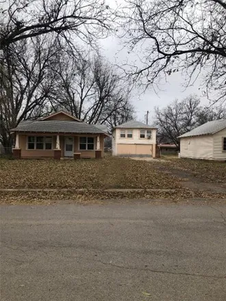 Buy this 3 bed house on 870 West Chickasaw Street in Lindsay, Garvin County