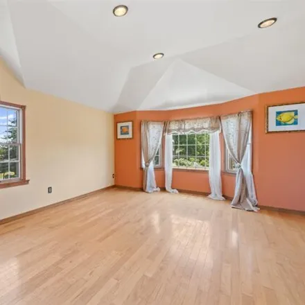 Image 3 - 731 Union Ave, Lyndhurst, New Jersey, 07071 - House for sale