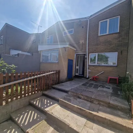 Rent this 3 bed townhouse on Chapel Wood in Cardiff, CF23 9EJ