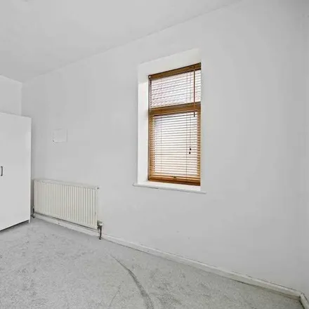 Image 8 - Gainsborough Road, London, RM8 2DS, United Kingdom - House for rent