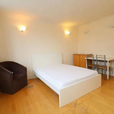 Rent this 3 bed apartment on Stepney Way in Ratcliffe, London