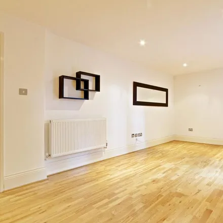 Image 9 - 5 Star Attire, 101 Friern Barnet Road, London, N11 3EU, United Kingdom - Apartment for rent