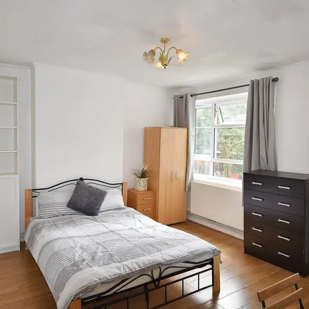 Rent this 1 bed room on Hargraves House in Australia Road, London