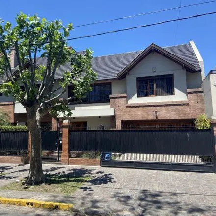 Buy this 4 bed house on Avenida Hipólito Yrigoyen 7823 in Partido de Lomas de Zamora, Banfield