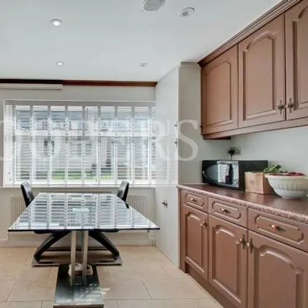 Image 5 - Review Road, London, NW2 7BH, United Kingdom - Townhouse for sale