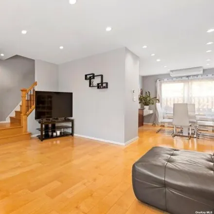 Image 4 - 63-16 83rd Street, New York, NY 11379, USA - House for sale