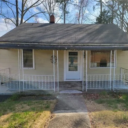 Buy this 2 bed house on 662 Dinwiddie Street in Blackstone, VA 23824