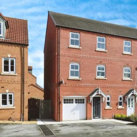 Buy this 4 bed townhouse on Barrow Way in Dinnington, S25 3AB