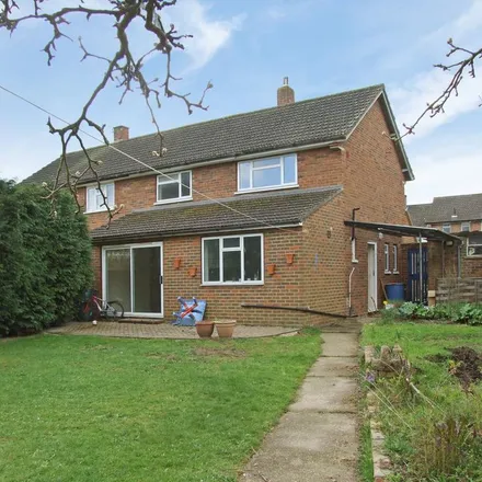 Rent this 3 bed duplex on Laburnum Road in Mayford, GU22 0BP