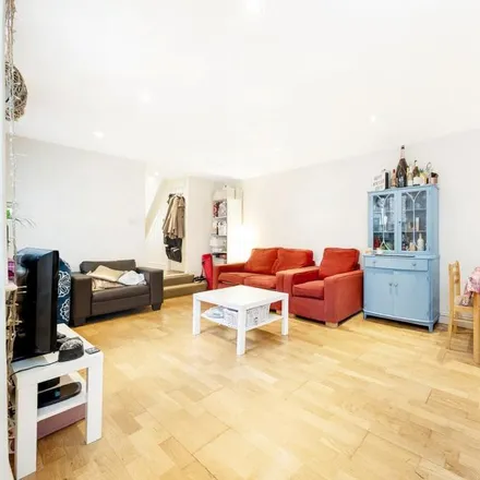 Rent this 3 bed apartment on Appach Road in London, SW2 2LE