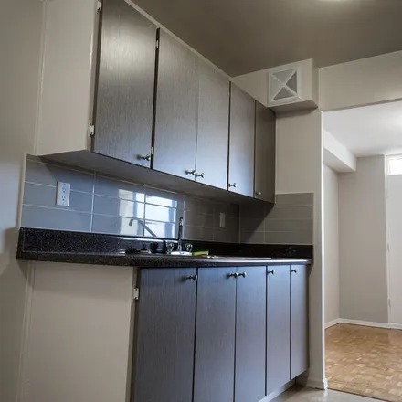 Image 4 - 1 Antrim Crescent, Toronto, ON M1P 5B7, Canada - Apartment for rent