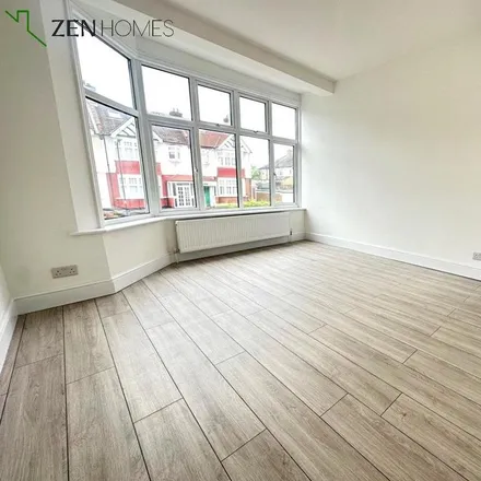 Rent this 4 bed duplex on Chingford Avenue in London, E4 6RH