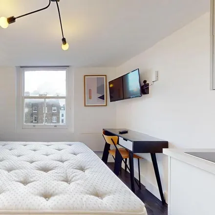 Rent this studio apartment on 18 Clanricarde Gardens in London, W2 4JH