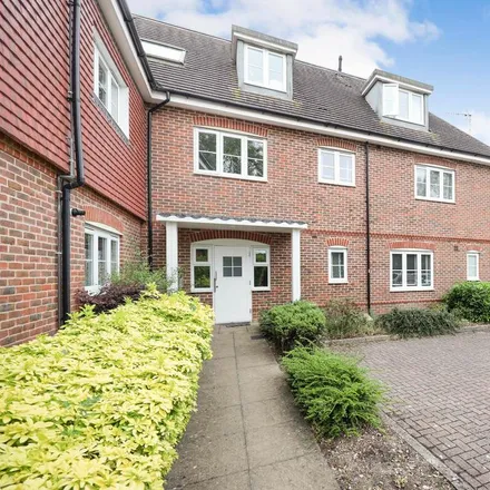 Rent this 2 bed apartment on Upper Meadow in Gerrards Cross, SL9 7EY