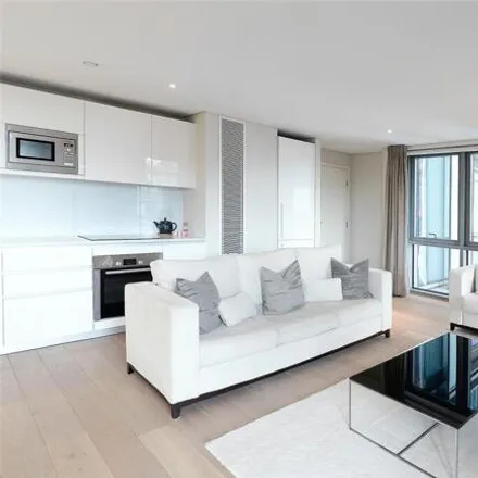Rent this 3 bed room on 3 Merchant Square in London, W2 1AS