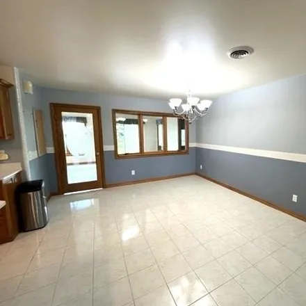 Image 5 - 1015 East 39th Street, Mission Hill North Township, SD 57078, USA - House for sale