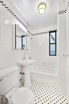 Image 7 - 226 East 70th Street, New York, NY 10021, USA - Apartment for rent
