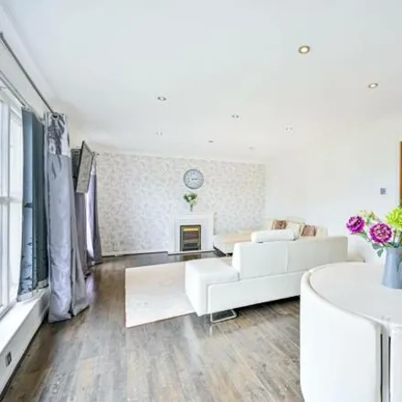 Image 7 - Herons Rest, The Hollows, London, TW8 0DZ, United Kingdom - Apartment for sale