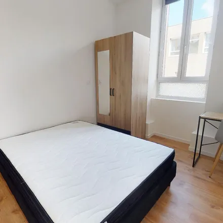 Rent this 3 bed apartment on 12 Rue de Strasbourg in 63000 Clermont-Ferrand, France