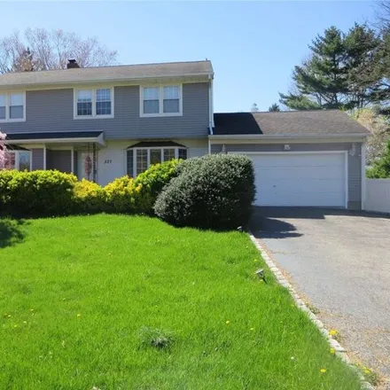 Rent this 4 bed house on 327 Townline Road in Commack, NY 11731