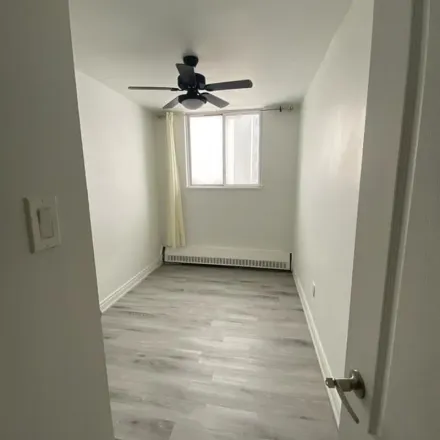 Image 2 - 184 Lotherton Pathway, Toronto, ON M6B 3Y8, Canada - Apartment for rent